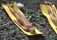 Espía a aficionados desvergonzados en las playas desnudas reales