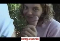 Chica joven chupa una gran polla en el bosque