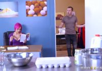 Chica tetona folla con joven vecino en la mesa de la cocina