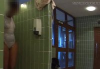 Traje de baño transparente blanco en spa multitud