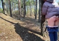 Chico follado flaco en el bosque cerca de un árbol