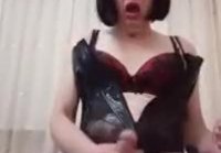 Travesti se masturba delante de la webcam