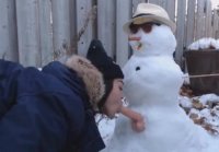 niña y muñeco de nieve