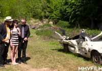 Están golpeando a una mujer que se ha estado divirtiendo en la naturaleza