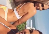 Очаровательная Rosanna Arkle показывает попку