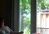 Follando la abuela computas boca en frente a una ventana