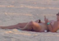 Chica masturbándose en la playa saved.im