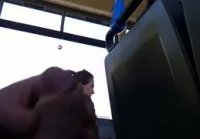 La chica vio como el chico se masturba en su polla en el bus   p