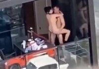 Una pareja folla en el balcón, deleitando a los vecinos