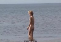 Chicas nudistas relajarse en el mar