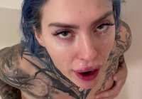 Meando en la boca de una chica con tatuaje