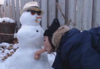 Follar muñeco de nieve en el patio de la casa