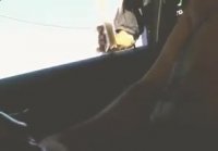 Pajeando en el auto frente a un hombre