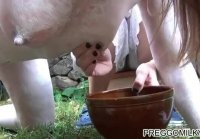 De perrito ordeña a una niña como a una vaca