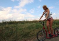 Desnuda Tracy Gold monta una bicicleta y se masturba en tr