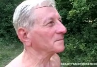 Abuelo se folla a una chica joven con grandes tetas en el bosque en un banco