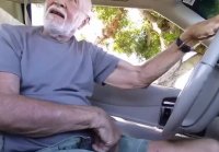 Abuelo guapo chupa en su coche