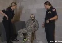 Mujeres policias follando con un negro 3