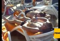 Las pollas grandes de papá abultadas en la piscina