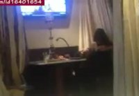 Filmado como una chica chupando la polla de un hombre en un café