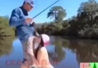 Novia chupa la polla mientras pesca en un barco