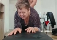 La abuela tiene 80 años. y a ella no le importa follar todo