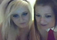 Dos chicas se divierten en la webcam