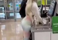 Hermosa rubia succionada polla negra en el estacionamiento