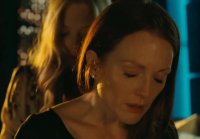 Sexo lésbico Amanda Cyfred y Julianne Moore