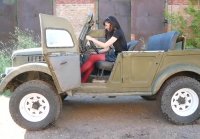 B3autiful girl drives old soviet jeep barefoot