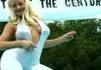 Miss Space Suit Strips Desnuda al aire libre