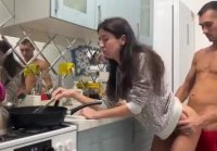 Chica folla en la cocina sin quitarle tiempo al trabajo