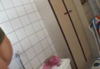 Joven follando en el baño