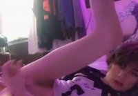 Femboy se folla a él mismo hasta que se corre en la cama (Boixd)